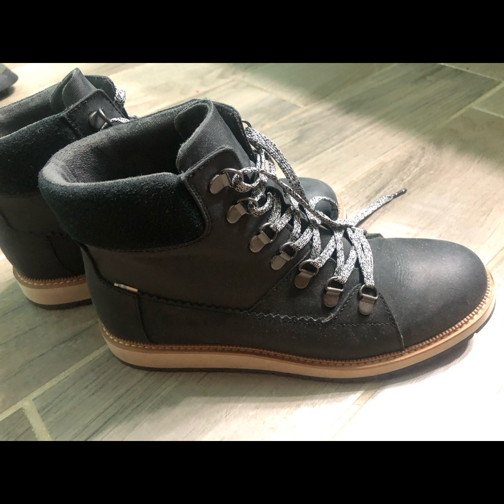 Women’s size 9 Toms waterproof Mesa boot